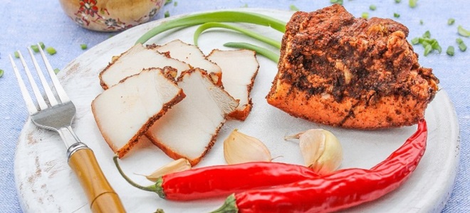 Вареное сало &mdash; самые вкусные рецепты с луковой шелухой, чесноком и специями
