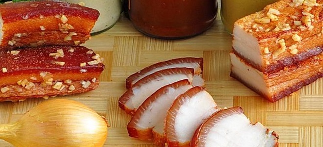 Вареное сало &mdash; самые вкусные рецепты с луковой шелухой, чесноком и специями