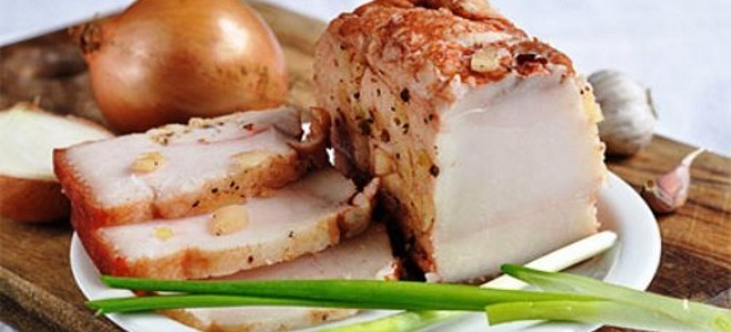 Вареное сало &mdash; самые вкусные рецепты с луковой шелухой, чесноком и специями