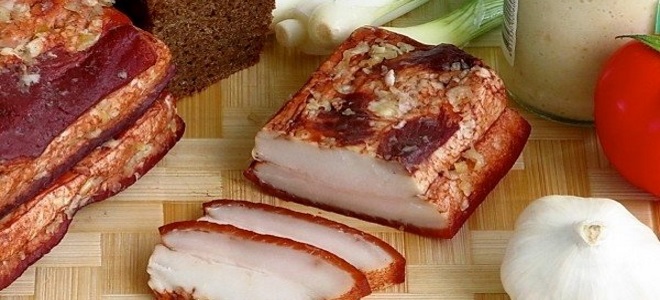 Вареное сало &mdash; самые вкусные рецепты с луковой шелухой, чесноком и специями
