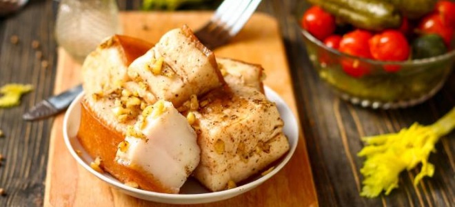 Вареное сало &mdash; самые вкусные рецепты с луковой шелухой, чесноком и специями