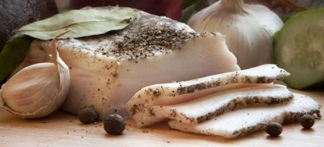 Вареное сало &mdash; самые вкусные рецепты с луковой шелухой, чесноком и специями