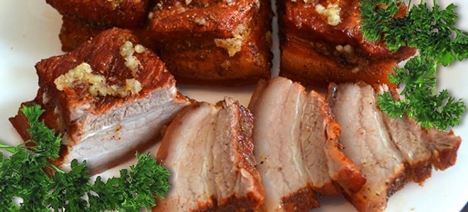 Вареное сало &mdash; самые вкусные рецепты с луковой шелухой, чесноком и специями