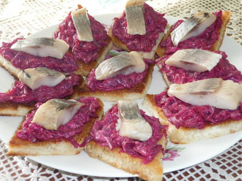 Новогодний стол: 7 вкуснейших закусок для праздника