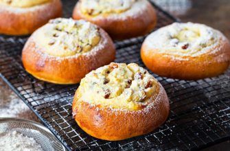 Ватрушки с лимонным творогом и изюмом