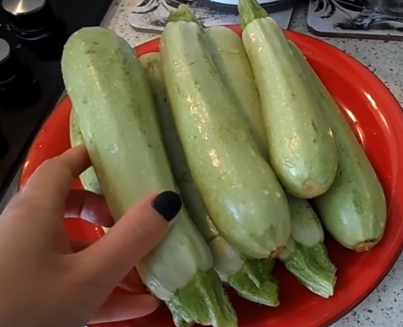 Вкуснейшие котлеты из кабачков: диетическими назвать никак нельзя, зато гости едят и нахваливают Вкуснейшие котлеты из кабачков: диетическими назвать никак нельзя, зато гости едят и нахваливают
