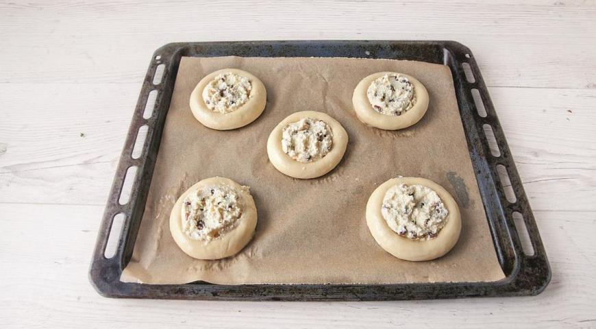 Ватрушки с лимонным творогом и изюмом