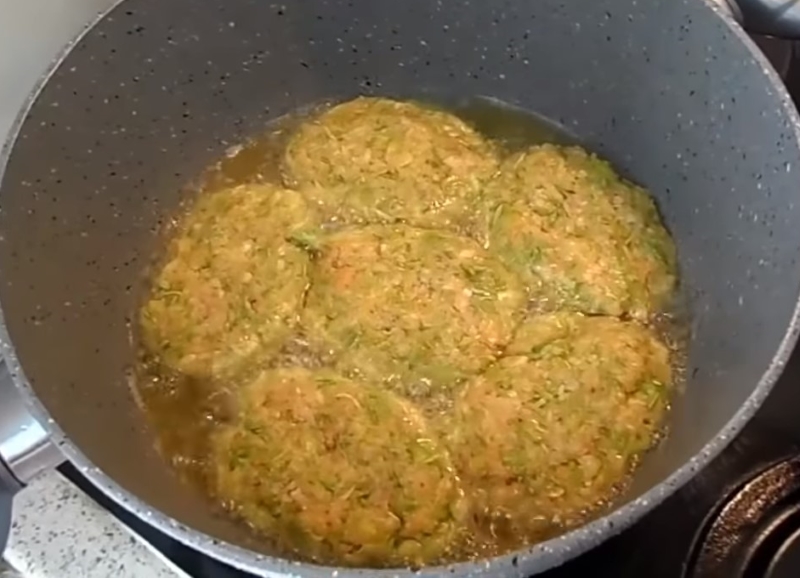Вкуснейшие котлеты из кабачков: диетическими назвать никак нельзя, зато гости едят и нахваливают Вкуснейшие котлеты из кабачков: диетическими назвать никак нельзя, зато гости едят и нахваливают