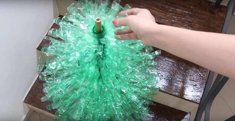 Как получить елку из пластиковых бутылок